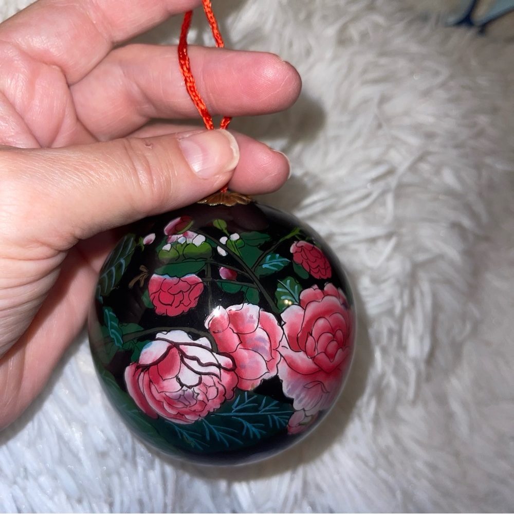 Collectable Vintage 🌹 handblown hand painted inside ornament